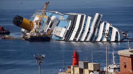 L'&eacute;pave du Costa Concordia &eacute;chou&eacute;e au large de l'&icirc;le du Giglio (Italie), le 23 juin 2012. (VINCENZO PINTO / AFP)