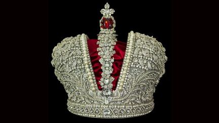 Couronne recouverte de strass Swarovski, réalisée sur le modèle de la couronne de Catherine de Russie par Anna Maria Heinreich, La Dame de Pique, Opéra de Lyon, 2007-2008.
 (CNCS / Photo Pascal François.)