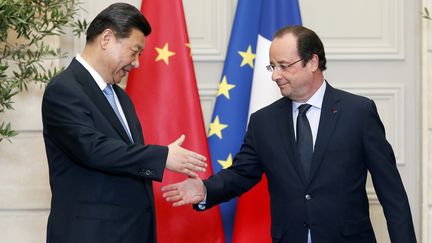 Le pr&eacute;sident chinois Xi Jinping et Fran&ccedil;ois Hollande, le 26 mars 2014 au Palais de l'Elys&eacute;e, &agrave; Paris. (BENOIT TESSIER / AFP)