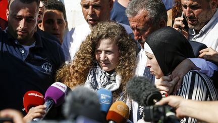 Ahed Tamimi, entourée de son père et de sa mère, à sa sortie de prison, le 29 juillet 2018. (ABBAS MOMANI / AFP)