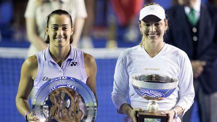 Caroline Garcia et Donna Vekic (à droite) lors de la remise des trophées, au tournoi WTA 250 de Monterrey (Mexique), le 5 mars 2023. (JULIO CESAR AGUILAR / AFP)