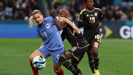 Eugénie Le Sommer au duel avec Deneisha Blackwood lors de France-Jamaïque à la Coupe du monde, le 23 juillet 2023. (DAVID GRAY / AFP)