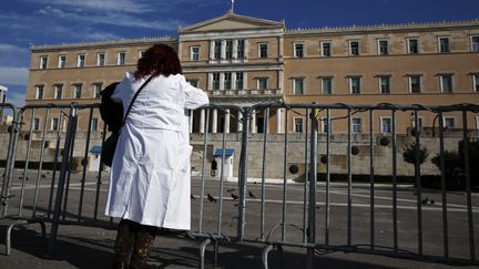 Une employée d’hôpital devant le Parlement pendant une marche contre l’austérité le 31 janvier 2013. (YORGOS KARAHALIS / REUTERS)