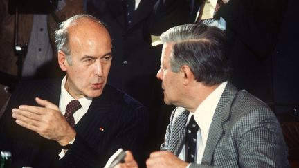 Valéry Giscard d'Estaing avec le chancelier allemand Helmut Schmidt, le 7 juillet 1978 après un sommet européen à Brême (Allemagne). (DPA)