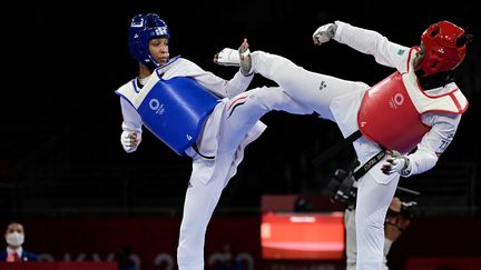 Althéa Laurin face à Aminata Traoré (en rouge) pour la médaille de bronze en taekwondo aux Jeux olympiques de Tokyo, le 27 juillet 2021. (JAVIER SORIANO / AFP)