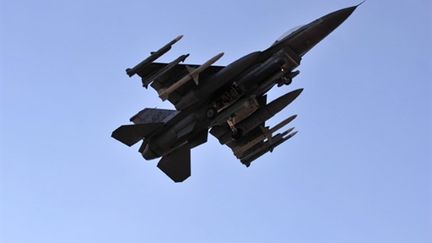 Un F-16 américain, participant aux frappes aériennes en Libye, au-dessus de la base italienne d'Aviano (21/03/11) (AFP / Giuseppe Capace)