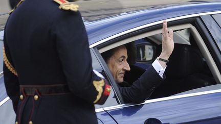 Le pr&eacute;sident sortant Nicolas Sarkozy salue ses partisans en quittant l'Elys&eacute;e. (YOAN VALAT / EPA / MAXPPP)