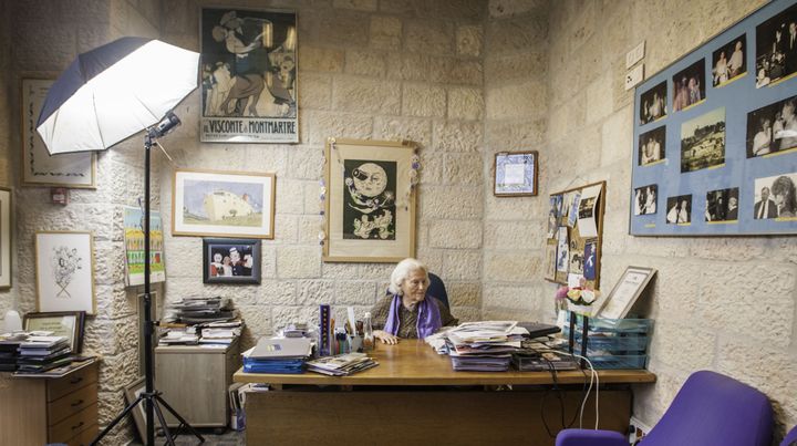 Lia Van Leer dans son bureau de la cinémathèque de Jérusalem en décembre 2011
 (OMER MESSINGER / NurPhoto)