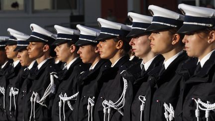 Des élèves de l'école de police de Nîmes, le 25 novembre 2016. (JEAN-PAUL PELISSIER / POOL)