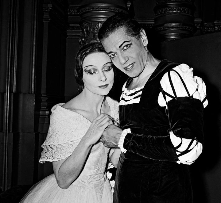 Yvette Chauviré et le danseur et chorégraphe Serge Lifar durant une répétition du ballet "Gisèle", à Paris dans les années 50. Elle sera à ses côtés en 1956 quand il fera ses adieux à la scène.
 (Lido / Sipa)