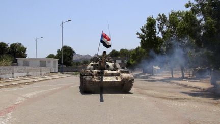 Un char de l'arm&eacute;e dans les rues d'Aden (Y&eacute;men), le 27 mars 2015. (  REUTERS)