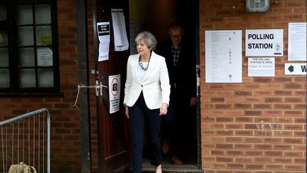 La Première ministre britannique, Theresa May, à la sortie d'un bureau de vote pour les élections législatives à Maidenhead, le 8 juin 2017. (KATE GREEN / ANADOLU AGENCY / AFP)