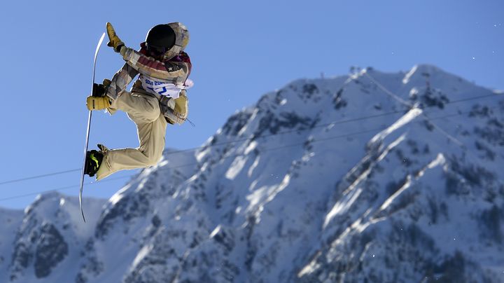 L'Am&eacute;ricain Sage Kotsenburg, lors de la finale de snowboard slopestyle, samedi 8 f&eacute;vrier dans la station de Rosa Khutor (Russie).&nbsp; (JAVIER SORIANO / AFP)