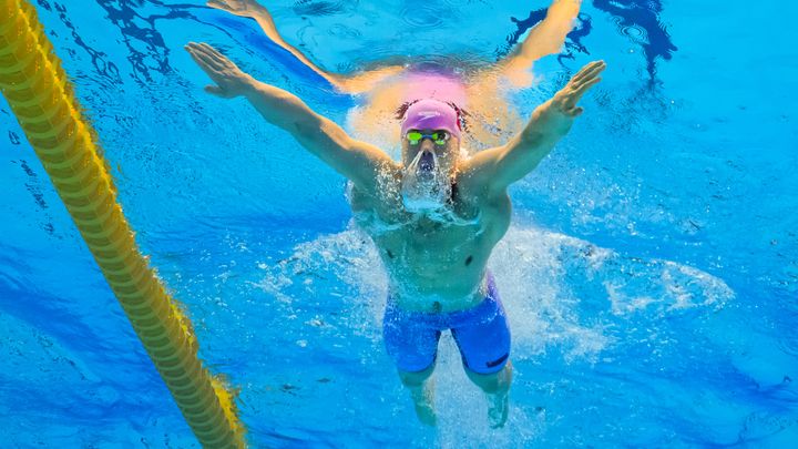 Sacré sur 50 m, 100 m et 200 m brasse, le Chinois Haiyang Qin a réalisé, à Fukuoka (Japon), un triplé inédit à l'occasion des championnats du monde de natation. (FRANCOIS-XAVIER MARIT / AFP)