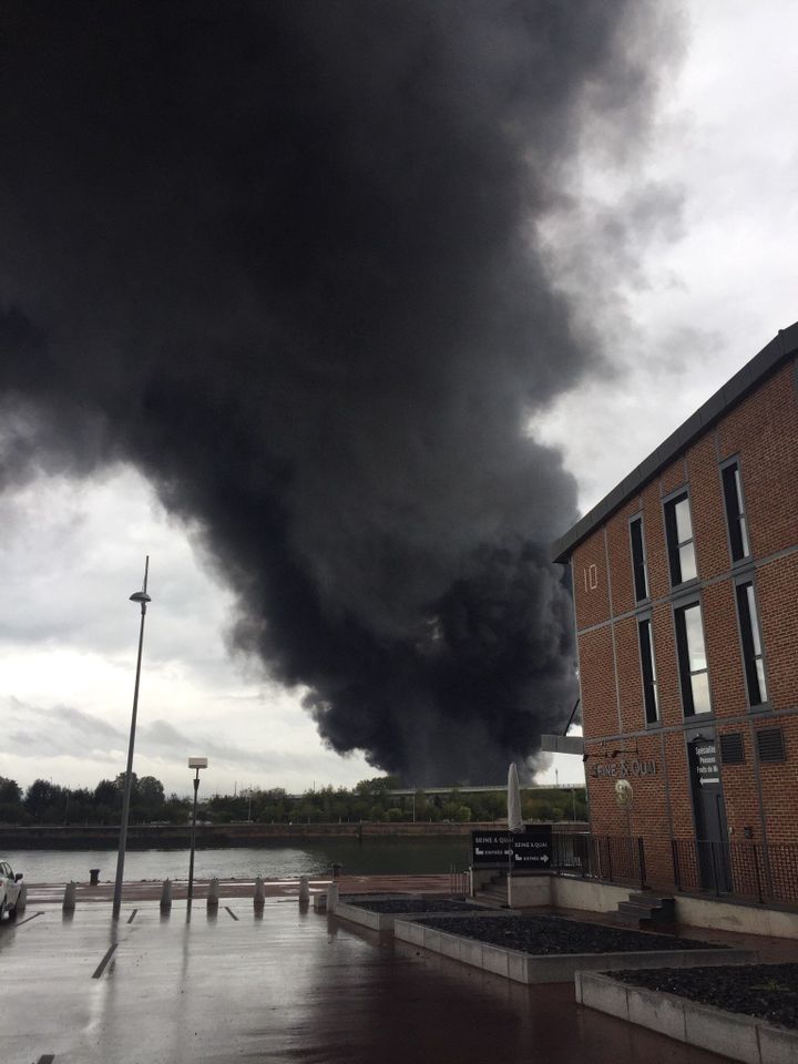 L'incendie de l'usine Lubrizol vu par une riveraine depuis l'autre rive de la Seine, à Rouen (Seine-Maritime), le 26 septembre 2019. (CAMILLE)