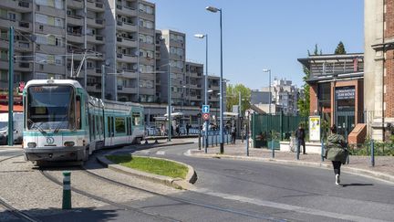 Un tramway arrive place de la Libération, à Bobigny (Seine-Saint-Denis), à quelques mètres de l'endroit où Jeremie Cohen a été percuté le 16 février 2022. (MOULU PHILIPPE / HEMIS.FR / AFP)