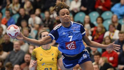 Allison Pineau tire au but lors d'un match France-Brésil du Mondial, le 11 décembre 2015, à Kolding (Danemark). (JONATHAN NACKSTRAND / AFP)