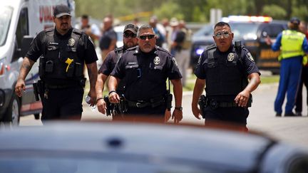 Des policiers près de l'école où 19 enfants et deux enseignantes ont été tués dans une fusillade, à Uvalde au Texas (Etats-Unis), le 24 mai 2022. (DARIO LOPEZ-MILLS / AP)