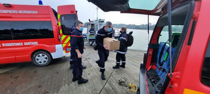 Pompiers acheminant les doses de vaccin sur l'Ile-aux-Moines, le 25 février 2021. (BENJAMIN  ILLY / RADIOFRANCE)