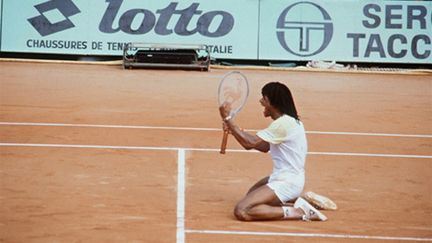 Yannick Noha à genoux sur le Central de Roland-Garros après sa victoire contre Mats Wilander en 1983