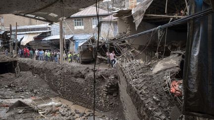 Duex Iraniens marchent le long d'une rivière démolie lors d'une crue soudaine dans le village d'Imamzadeh Davood, dans la partie nord-ouest de Téhéran, le 29 juillet 2022. (MORTEZA NIKOUBAZL / NURPHOTO / AFP)