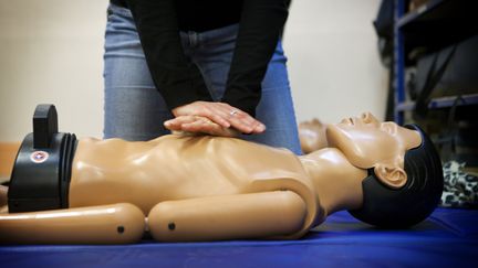 Une formation au massage cardiaque à Paris, le 15 janvier 2013. (AMELIE BENOIST / AFP)