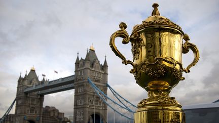 Le troph&eacute;e Webb Ellis est pr&eacute;sent&eacute; devant Tower Bridge &agrave; Londres (Royaume-Uni), le 3 d&eacute;cembre 2012. (ADRIAN DENNIS / AFP)