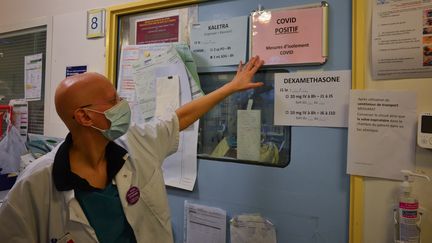 La professeure Lila Bouadma, réanimatrice à l'hôpital Bichat, à Paris. (ANNE CHAON / AFP)