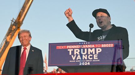 Le PDG de Tesla, Elon Musk (à droite), rejoint l'ancien président américain et candidat républicain à la présidentielle Donald Trump lors d'un rassemblement électoral, à Butler, en Pennsylvanie, le 5 octobre 2024. (JIM WATSON / AFP)