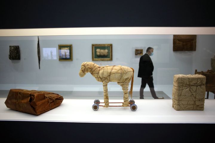 L'exposition retrace la période parisienne des deux artistes et le processus de préparation de l'empaquetage du Pont-Neuf en 1985. (THIBAULT CAMUS/AP/SIPA / SIPA)