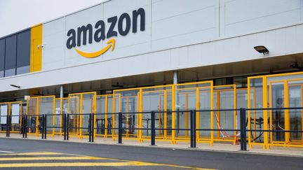 La façade d'un entrepôt Amazon à Bretigny-sur-Orge (Essonne), le 14 décembre 2021. (THOMAS SAMSON / AFP)