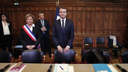 Emmanuel Macron à la mairie de Calais, le 16 janvier 2018. A gauche,&nbsp;Natacha Bouchard, maire de la ville. (BENOIT TESSIER / POOL / REUTERS / EPA / MAXPPP)