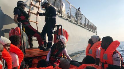 Des migrants sauvés par les secours du navire "Ocean Viking", le 23 août 2019. (ANNE CHAON / AFP)