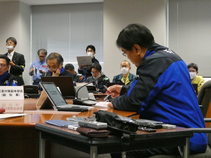 Meeting of the departmental crisis unit around the governor of Ishikawa, Hiroshi Hase (foreground) (KARYN NISHIMURA / RADIO FRANCE)