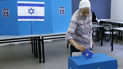 Une femme vote à Tel Aviv lors des dernières élections législatives en Israël, le 9 avril 2019 (AMIT SHAAL / SPUTNIK)