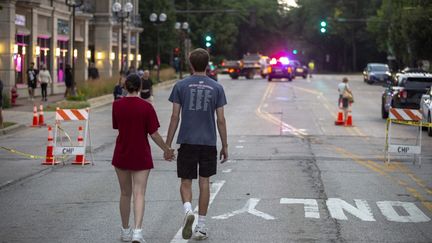 Des personnes arrivent pour une veillée près de la scène d'une fusillade de masse lors d'un défilé du 4-Juillet à Highland Park (Illinois), le 5 juillet 2022. (JIM VONDRUSKA / GETTY IMAGES NORTH AMERICA / AFP)