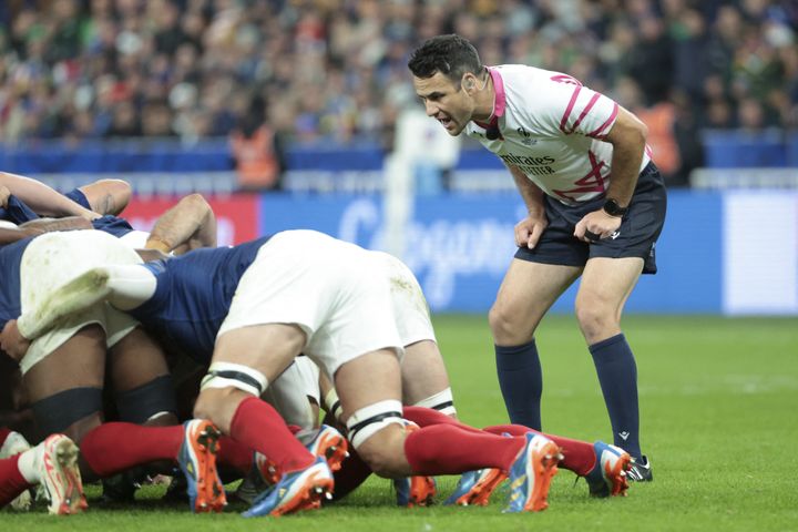 New Zealand referee Ben O'Keeffe tries to observe the scrum between France and South Africa during the Rugby World Cup quarter-finals on October 15, 2023 at the Stade de France.  (JEAN CATUFFE / DPPI / AFP)