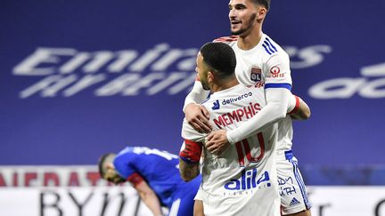 Respectivement buteur et passeur sur le premier but, Memphis Depay et Houssem Aouar ont montré la voie à l'OL contre Strasbourg, le 6 février 2021. (PHILIPPE DESMAZES / AFP)