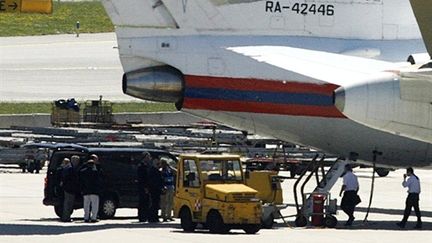 L'avion de la Vision Airlines, supposé transporter les 10 espions russes à l'aéroport de Vienne - 09/07/10 (AFP Dieter Nagl)