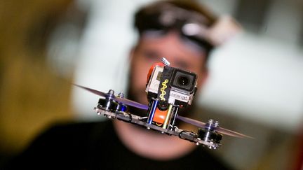 Un pilote avec un drone, à Sau Paulo (Brésil), le 6 novembre 2016, en marge d'une course dans une galerie marchande. (DARIO OLIVEIRA / ANADOLU AGENCY   /AFP)