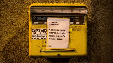 Une boîte aux lettres de La Poste, photographiée le 18 mars 2020 à Paris. (AMAURY CORNU / HANS LUCAS / AFP)