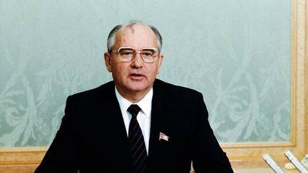 Mikhaïl Gorbatchev, à cette époque&nbsp;Secrétaire général du Comité central du Parti communiste de l'Union soviétique&nbsp;lors d'une allocution télévisée en&nbsp;1986. (TASS / AFP)