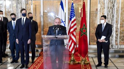 Le ministre marocain des Affaires étrangères Nasser Bourita, le&nbsp;conseiller du président américain sortant Donald Trump, Jared Kushner et le conseiller israélien à la sécurité Meir Ben Shabbat au Palais royal de Rabat, le 22 décembre 2020.&nbsp; (FADEL SENNA / AFP)