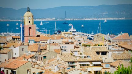 Vue des toits de Saint-Tropez (Var) avec la mer et les montagne en arrière-plan.&nbsp; (CÉDRIC FRÉMI / RADIO FRANCE)