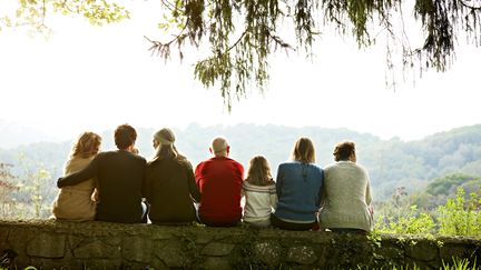 Pour le sociologue Jean Viard, "Les générations sont beaucoup plus proches, elles communiquent beaucoup plus, notamment par les femmes et les filles, et on est beaucoup plus complices avec nos enfants." (Illustration) (MORSA IMAGES / DIGITAL VISION / GETTY IMAGES)