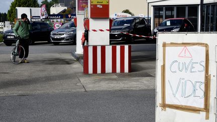 Une station-essence à l'arrêt près de Rennes (Ille-et-Vilaine), le 23 mai 2016. (DAMIEN MEYER / AFP)