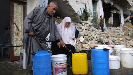 Des infiltrations d’eau de mer chargée en sel rendent impropres à la consommation l’eau potable.

Des bactéries entraînent des maladies comme le syndrome du bébé bleu, la diarrhée sanglante aiguë ou l’hépatite virale, monnaie courante parmi les habitants de la bande de Gaza. (AFP PHOTO/MOHAMMED ABED )