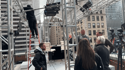 Découvrez avec Pascal Doucet-Bon, chargé notamment des vidéos de la rubrique Transparence de franceinfo.fr, les installations de France Télévisions à New York pour les élections présidentielles américaines. Trois chaînes, plus de douze heures d'antenne.