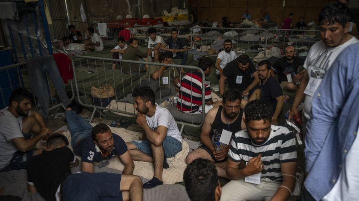 Dans le port de Kalamata (Grèce), des migrants recueillis après le naufrage de leur bateau le 14 juin 2023. (ANGELOS TZORTZINIS / POOL VIA AFP)