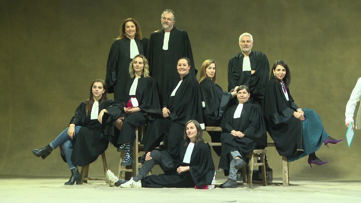 Yann Arthus-Bertrand réalise des portraits de familles professionnelles.  Parmi eux, des avocats ont posé à l'occasion.  (France3)